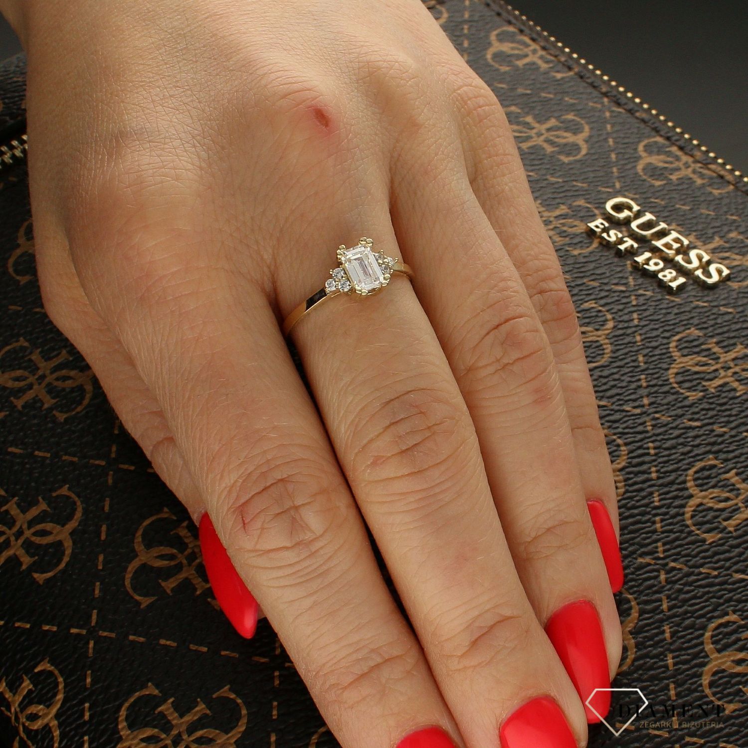 Złoty pierścionek 333 zaręczynowy z cyrkonią PI 2805. Złoty pierścionek z cyrkonią. Złoty pierścionek z  dr.jpg